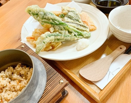 農村レストランすがばたけ新潟地鶏の炊き込みご飯定食